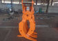 Der drehende Maschinenhälften-Entwurfs-Bagger halten orange Schale für die Bauholz-hölzerne Ergreifung fest