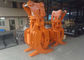 Der drehende Maschinenhälften-Entwurfs-Bagger halten orange Schale für die Bauholz-hölzerne Ergreifung fest